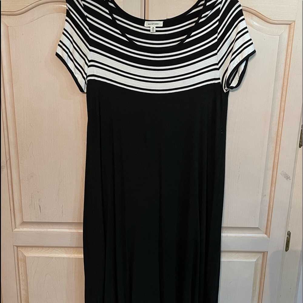 Black and off white Max Studio swing dress. Size M  it allows you to move freely